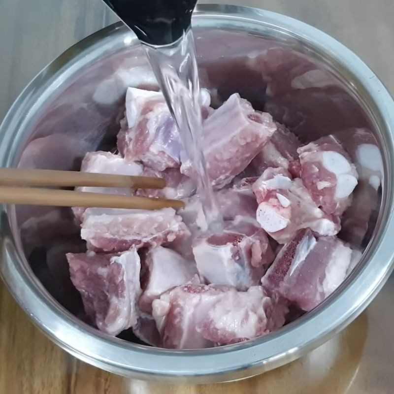 Bước 1 Sơ chế sườn heo sườn kho chua ngọt
