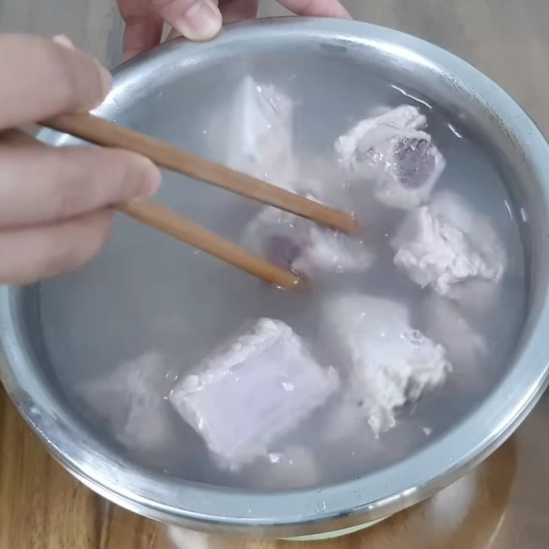 Bước 1 Sơ chế sườn heo sườn kho chua ngọt