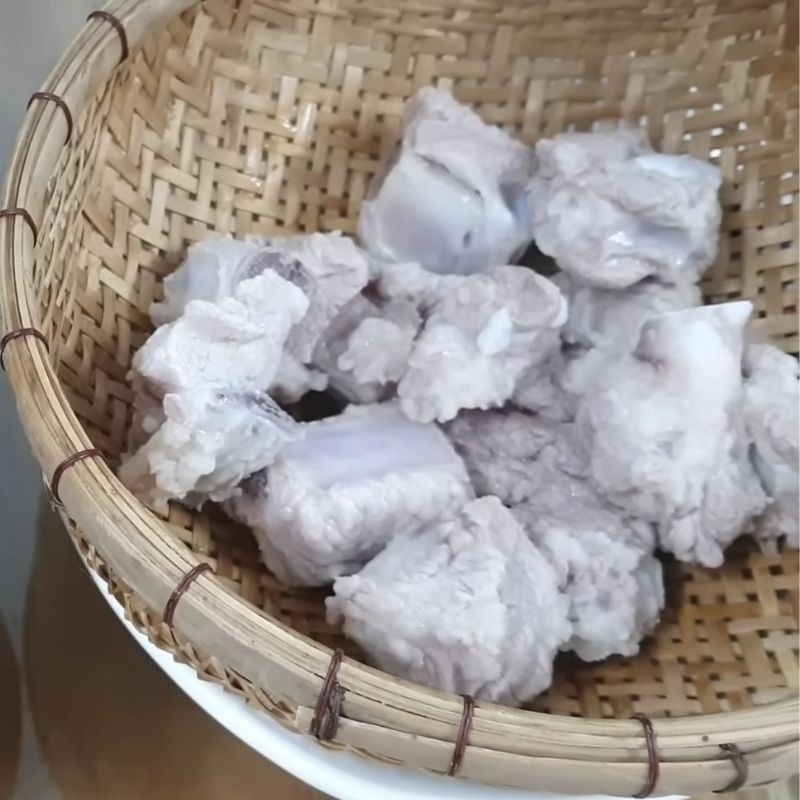 Bước 1 Sơ chế sườn heo sườn kho chua ngọt