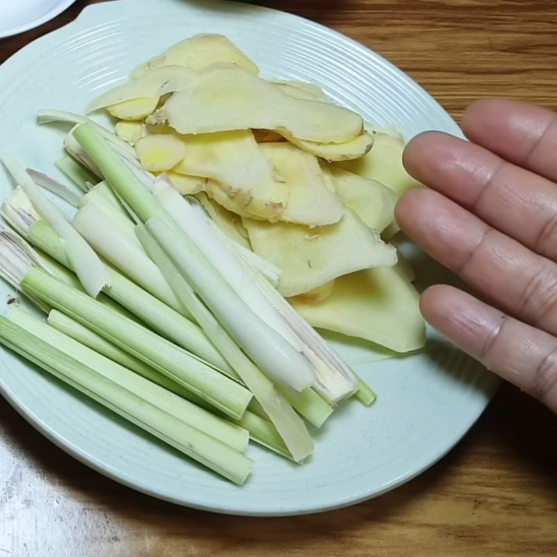 Bước 1 Sơ chế thịt ba chỉ và nguyên liệu thịt ba chỉ ngâm nước mắm