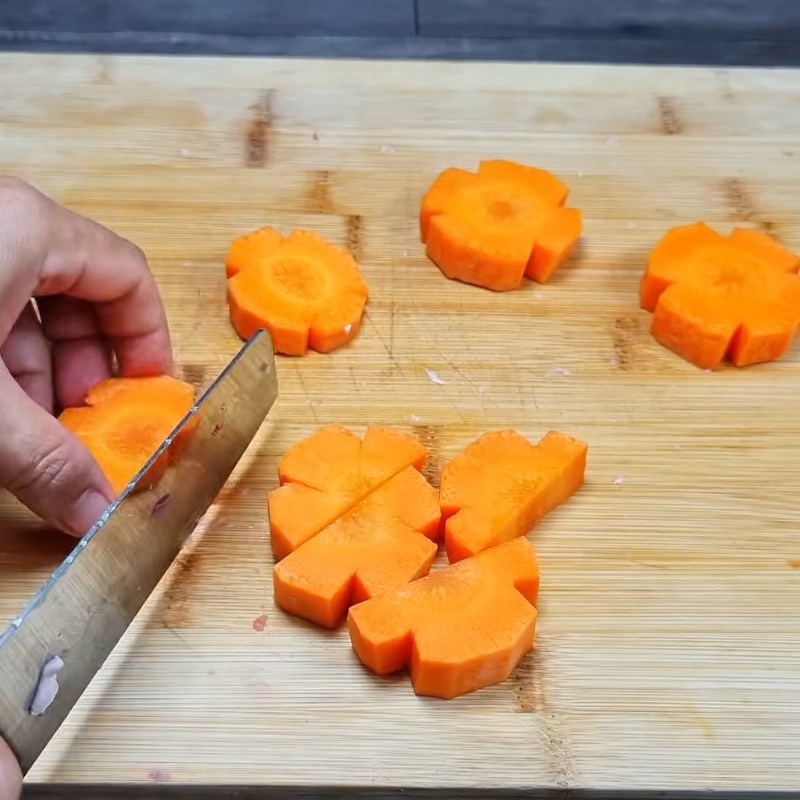 Bước 1 Sơ chế thịt bò và cà rốt Bò kho miền Nam