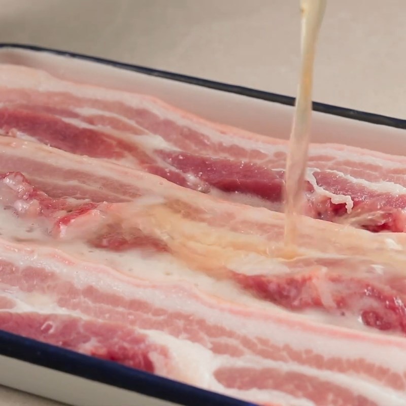 Bước 1 Sơ chế thịt heo và ngâm bia làm mềm thớ thịt Thịt ba chỉ chiên giòn