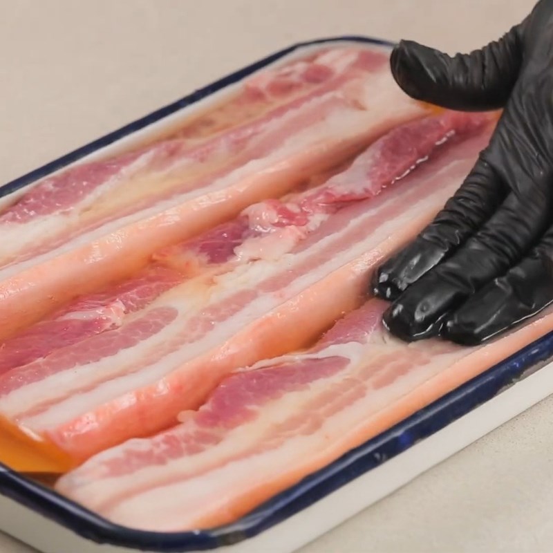 Bước 1 Sơ chế thịt heo và ngâm bia làm mềm thớ thịt Thịt ba chỉ chiên giòn