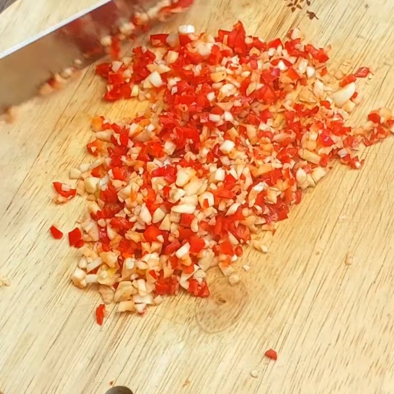 Bước 1 Sơ chế tỏi ớt thơm lừng Nước tương tỏi ớt ăn bún