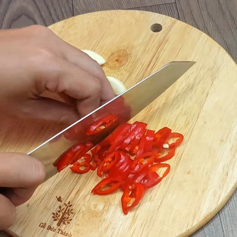Bước 1 Sơ chế tỏi ớt thơm lừng Nước tương tỏi ớt ăn bún