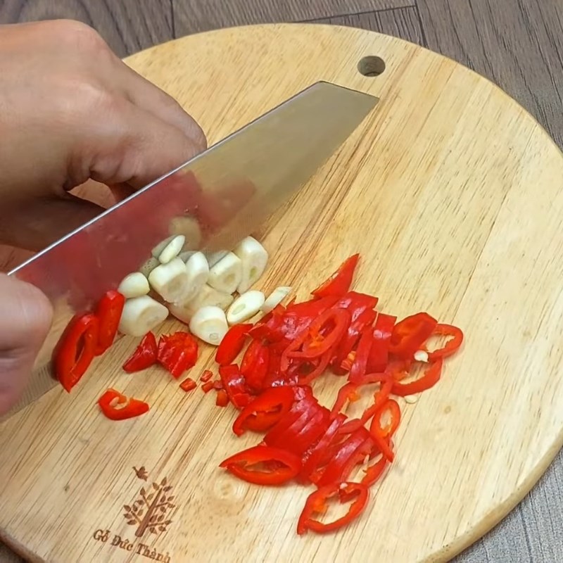 Bước 1 Sơ chế tỏi ớt thơm lừng Nước tương tỏi ớt ăn bún