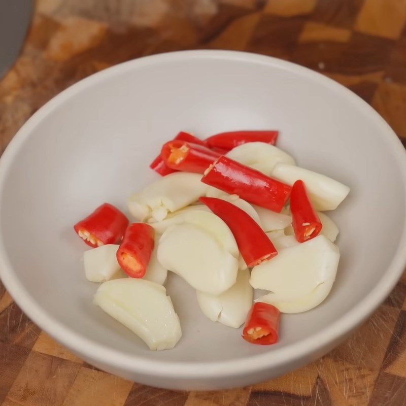 Bước 2 Sơ chế tỏi ớt và chuẩn bị hũ đựng Dưa góp su hào cà rốt