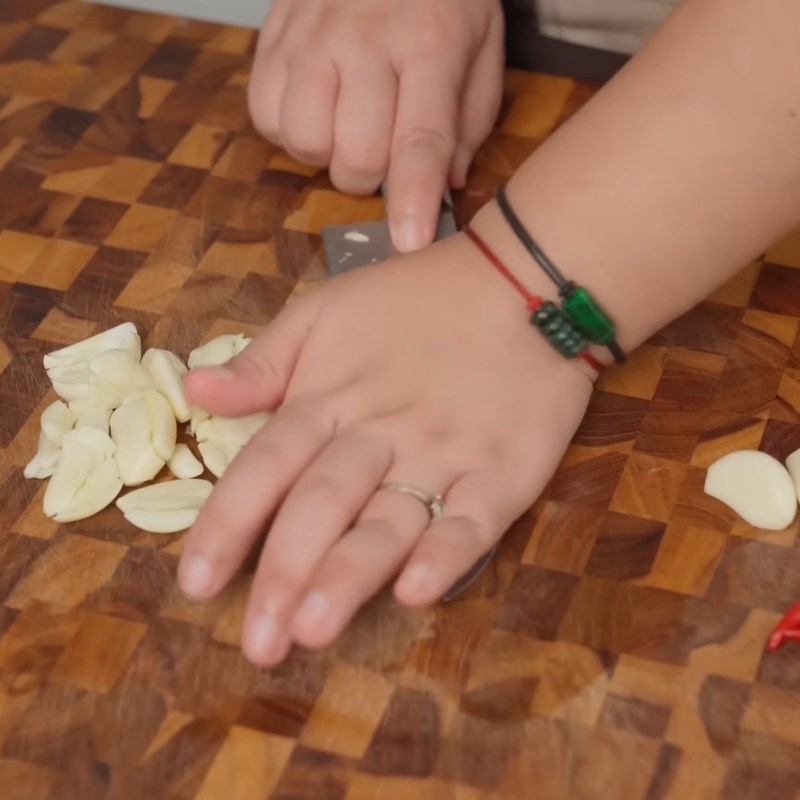 Bước 2 Sơ chế tỏi ớt và chuẩn bị hũ đựng Dưa góp su hào cà rốt