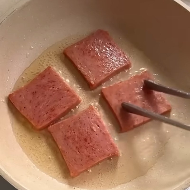 Bước 1 Sơ chế và chiên topping hấp dẫn Mì cay phô mai Hàn Quốc