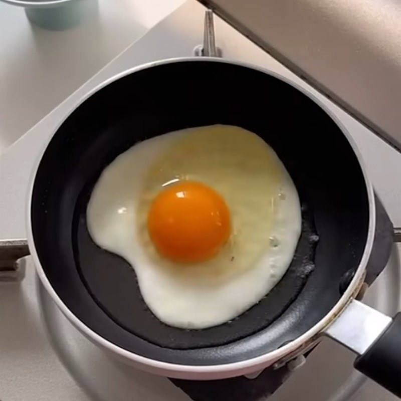 Bước 1 Sơ chế và chiên topping hấp dẫn Mì cay phô mai Hàn Quốc