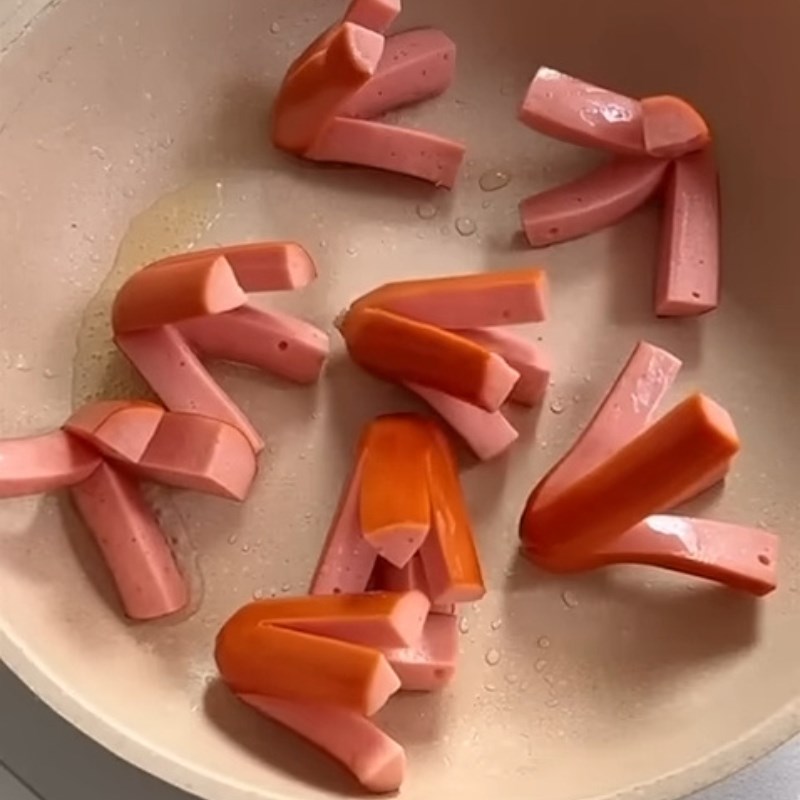 Bước 1 Sơ chế và chiên topping hấp dẫn Mì cay phô mai Hàn Quốc