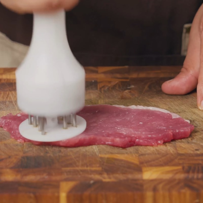 Bước 1 Sơ chế và dầm thịt thăn Thịt thăn chiên xù