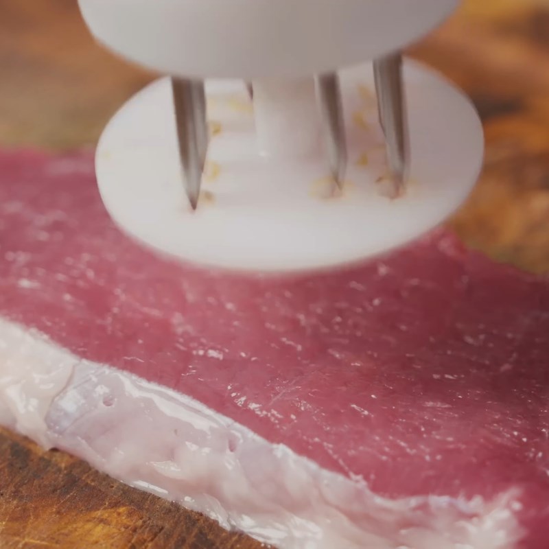 Bước 1 Sơ chế và dầm thịt thăn Thịt thăn chiên xù