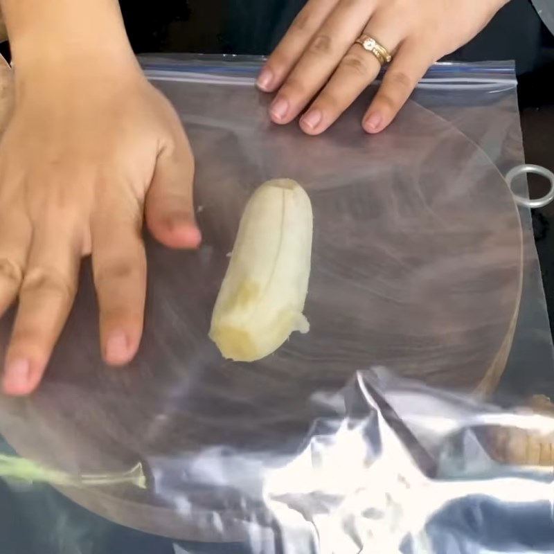 Bước 1 Sơ chế và ép chuối xiêm dẻo Chuối ép phơi khô