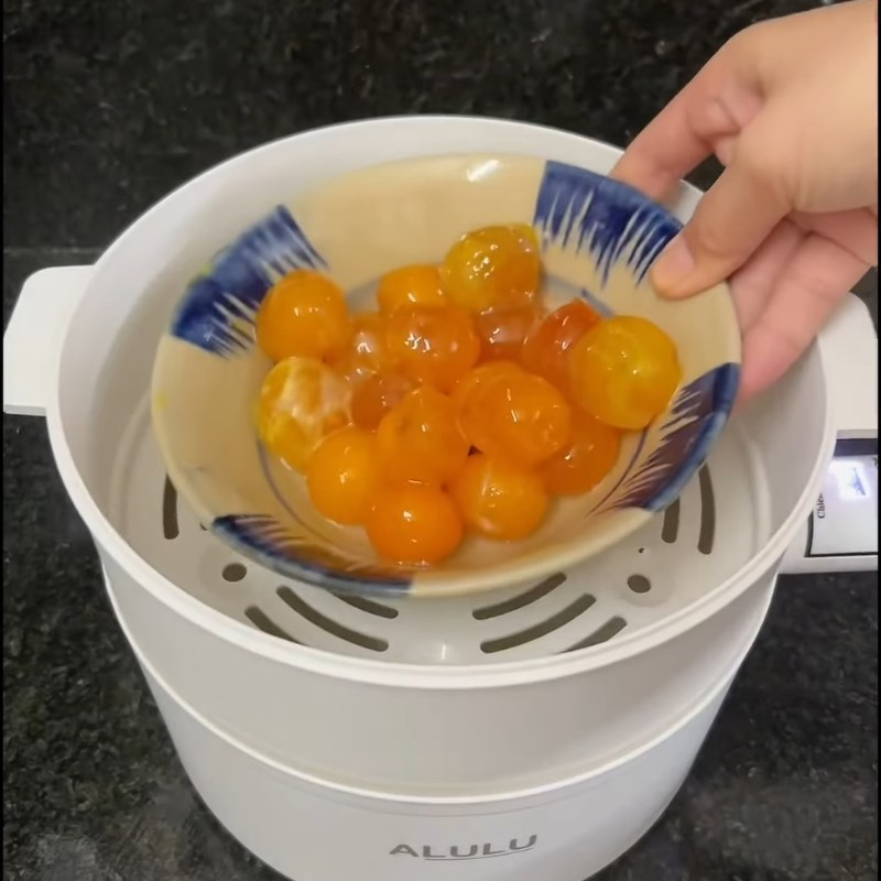 Bước 1 Sơ chế và hấp lòng đỏ trứng muối Bò sốt trứng muối