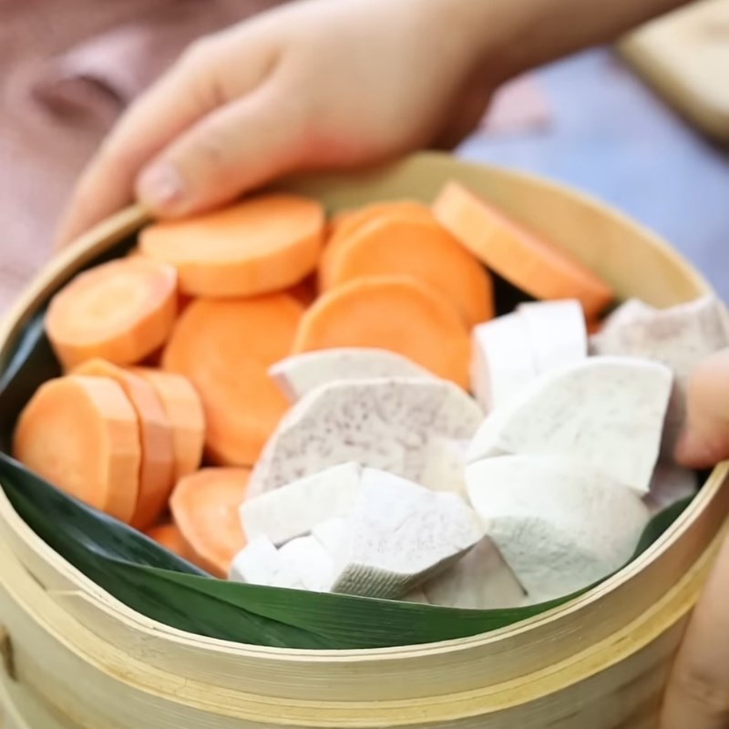 Bước 1 Sơ chế và hấp/luộc khoai Chè khoai dẻo nước cốt dừa