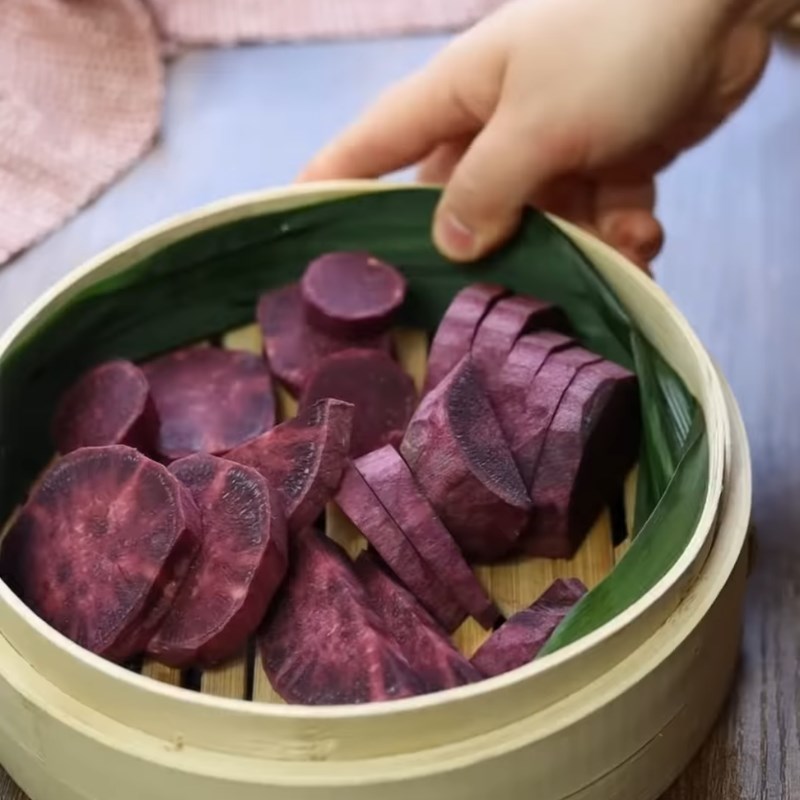 Bước 1 Sơ chế và hấp/luộc khoai Chè khoai dẻo nước cốt dừa