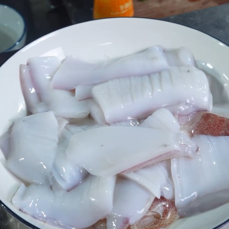 Bước 1 Sơ chế và khử mùi tanh của mực tươi Mực xào cần tây dứa