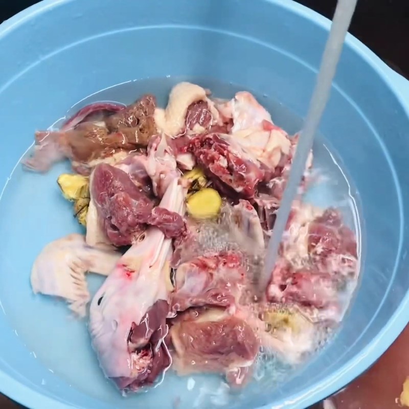 Bước 1 Sơ chế và khử mùi thịt vịt Vịt kho chao