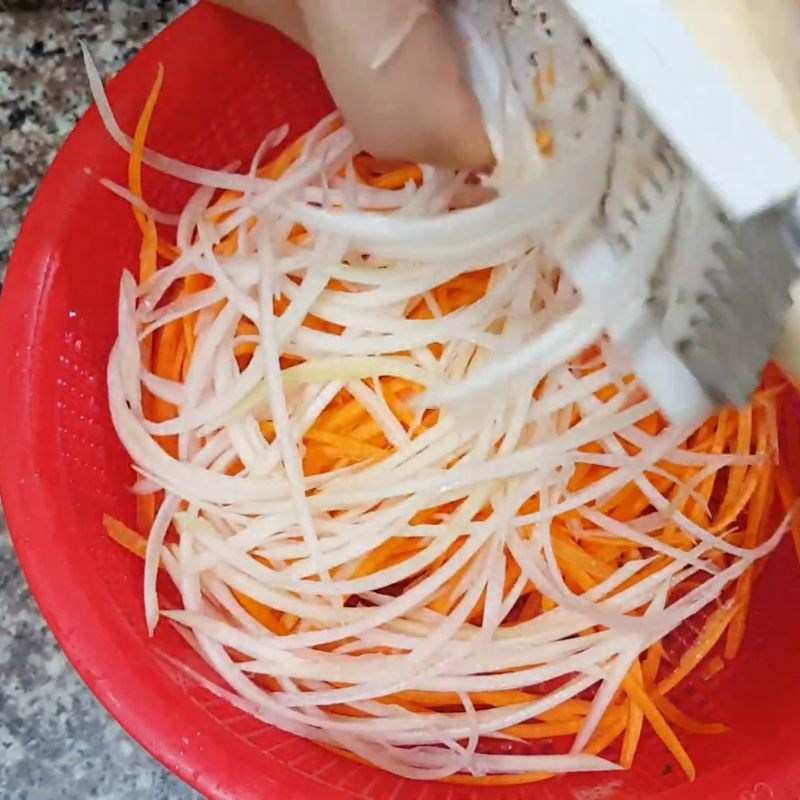 Bước 2 Sơ chế và làm đồ chua cà rốt đu đủ bún bò trộn