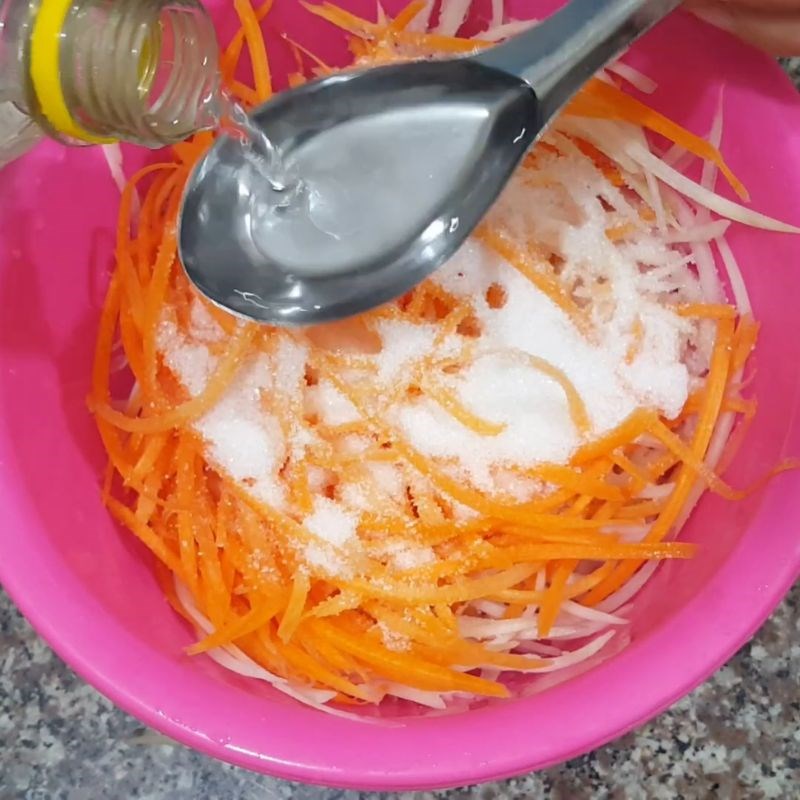 Bước 2 Sơ chế và làm đồ chua cà rốt đu đủ bún bò trộn
