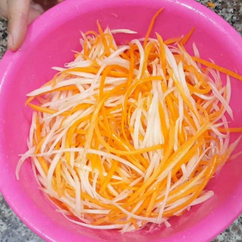 Bước 2 Sơ chế và làm đồ chua cà rốt đu đủ bún bò trộn