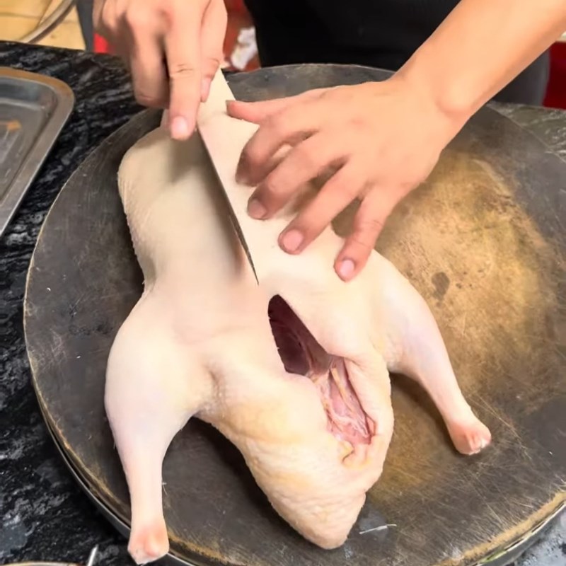 Bước 1 Sơ chế và lọc xương vịt Vịt quay tỳ bà