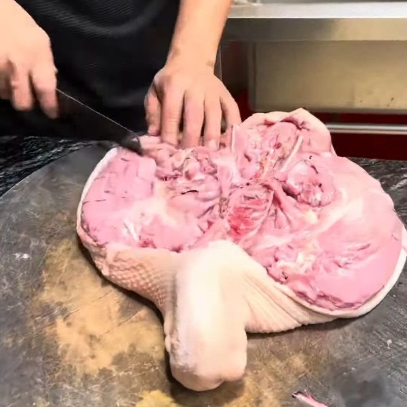 Bước 1 Sơ chế và lọc xương vịt Vịt quay tỳ bà