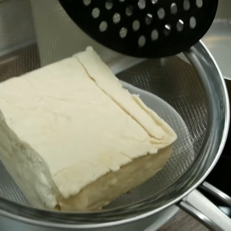 Bước 1 Sơ chế và luộc đậu hũ Chả chay chiên
