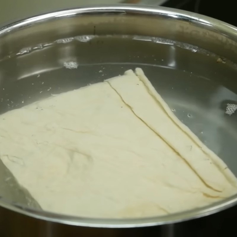 Bước 1 Sơ chế và luộc đậu hũ Chả chay chiên