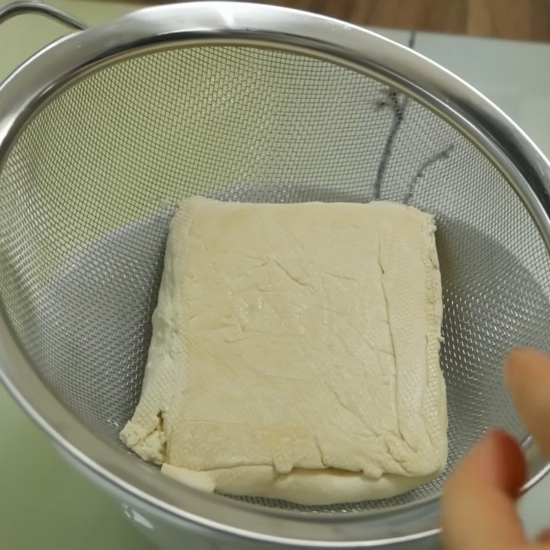 Bước 1 Sơ chế và luộc đậu hũ Chả chay chiên