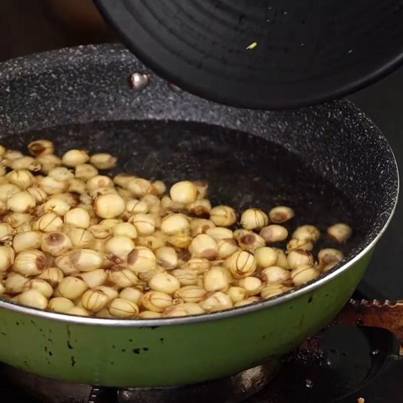 Bước 1 Sơ chế và luộc hạt sen bở tơi Chè cốm khô