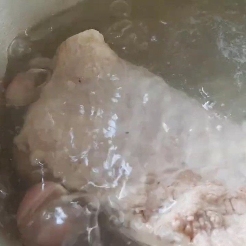 Bước 1 Sơ chế và luộc thịt ba chỉ Bún heo quay