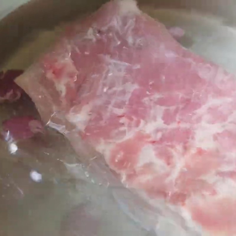 Bước 1 Sơ chế và luộc thịt ba chỉ Bún heo quay