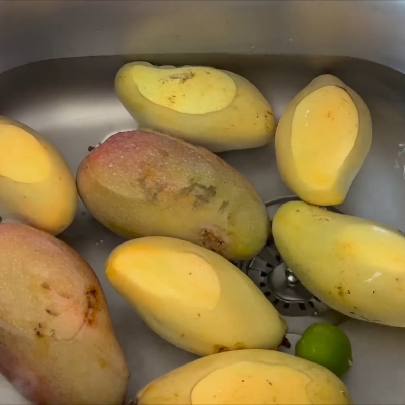 Bước 1 Sơ chế và nấu nước cốt xoài Rượu xoài