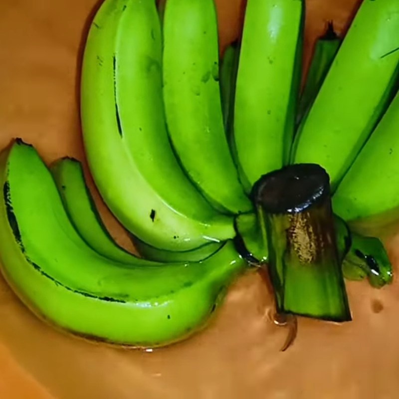 Bước 1 Sơ chế và ngâm chuối xanh Chuối già luộc