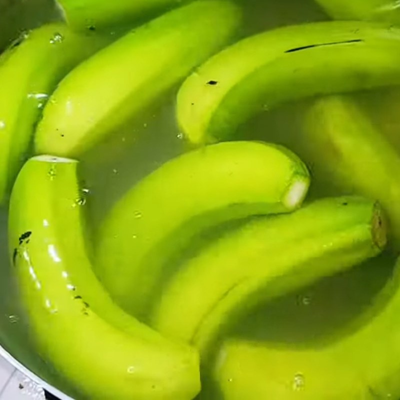 Bước 1 Sơ chế và ngâm chuối xanh Chuối già luộc