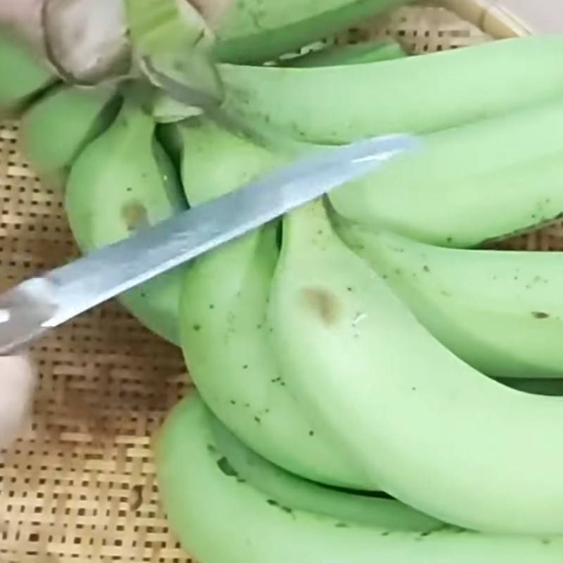 Bước 1 Sơ chế và ngâm chuối xanh đúng cách Chuối xanh luộc