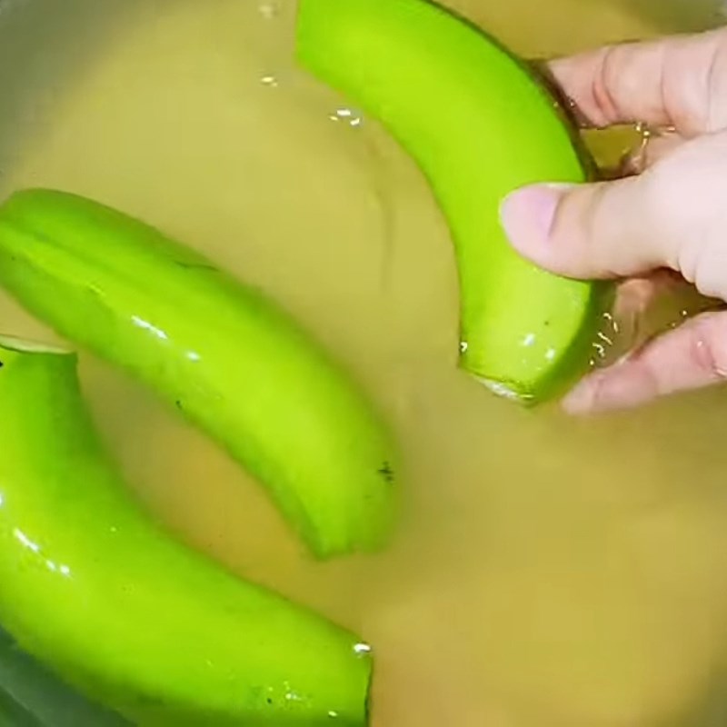 Bước 1 Sơ chế và ngâm chuối xanh Chuối già luộc