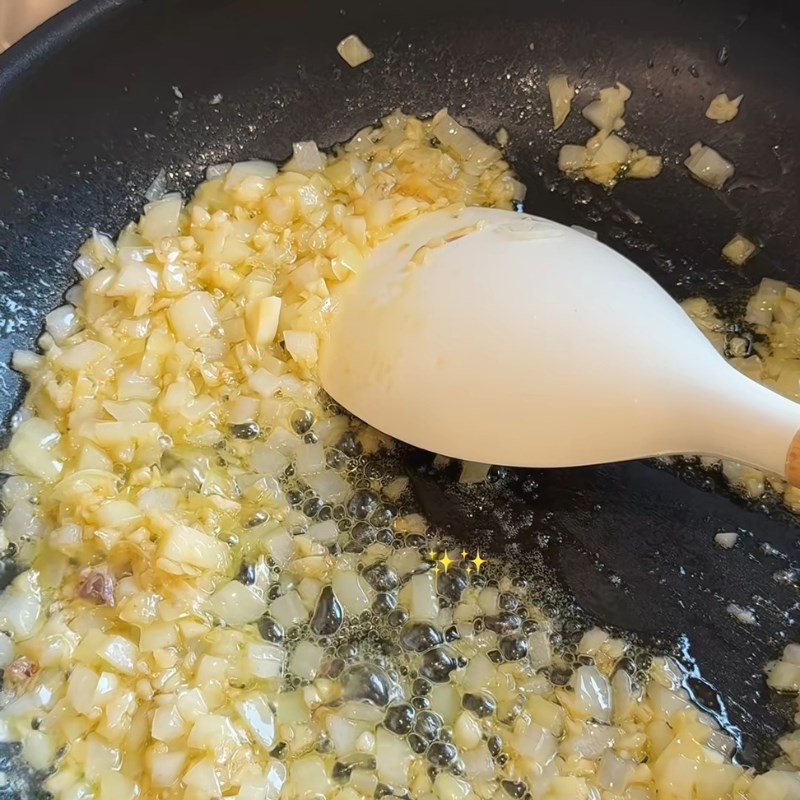 Bước 1 Sơ chế và phi thơm hành tỏi Dẻ sườn bò nướng sa tế