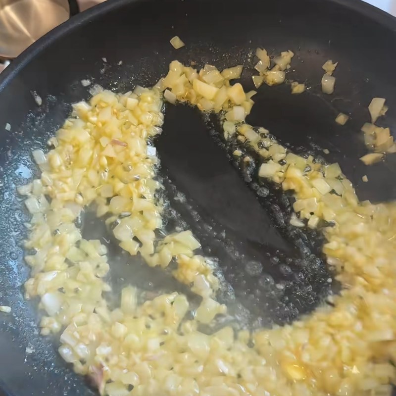 Bước 1 Sơ chế và phi thơm hành tỏi Dẻ sườn bò nướng sa tế