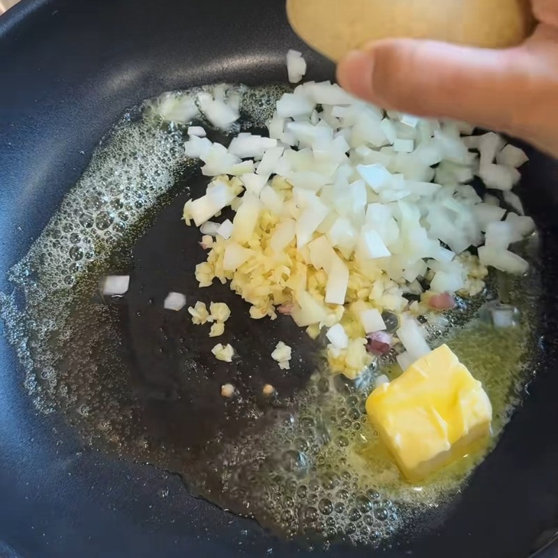 Bước 1 Sơ chế và phi thơm hành tỏi Dẻ sườn bò nướng sa tế