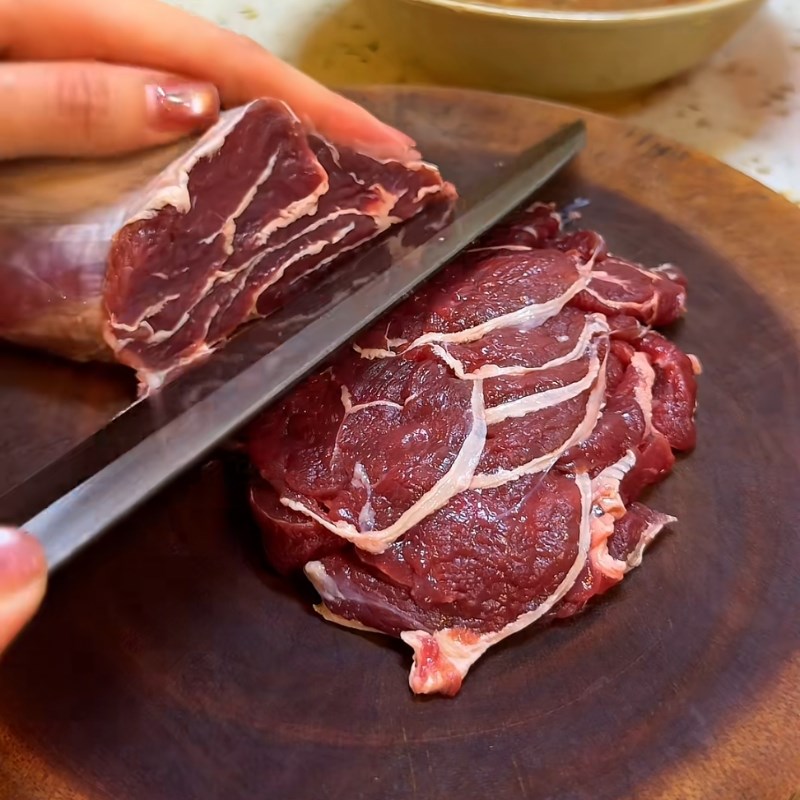 Bước 1 Sơ chế và thái mỏng bắp bò Bắp bò nhúng mẻ