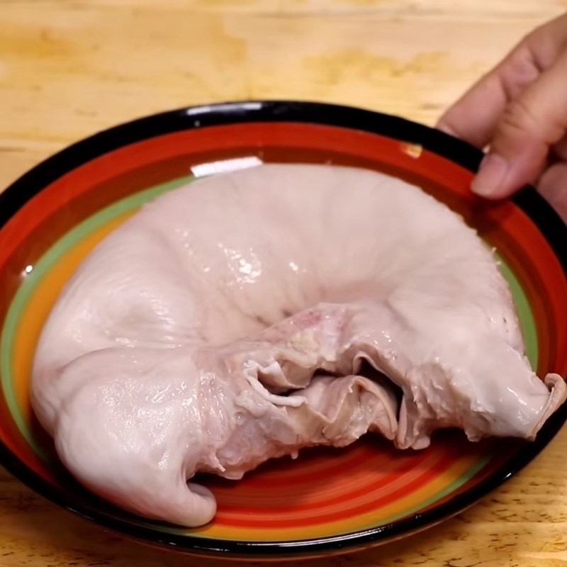 Bước 1 Sơ chế xương ống và các loại lòng heo Cháo Quảng