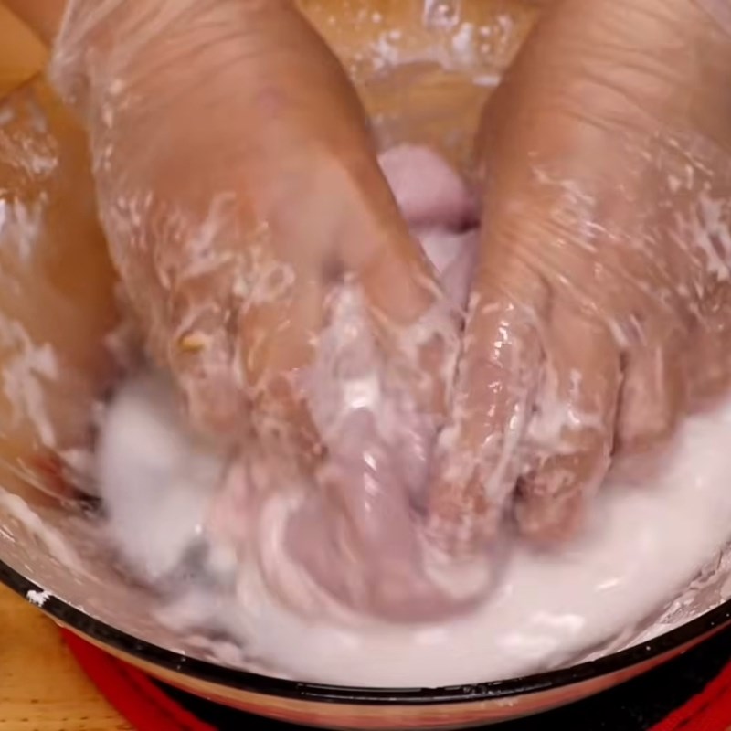 Bước 1 Sơ chế xương ống và các loại lòng heo Cháo Quảng