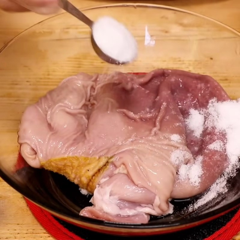 Bước 1 Sơ chế xương ống và các loại lòng heo Cháo Quảng