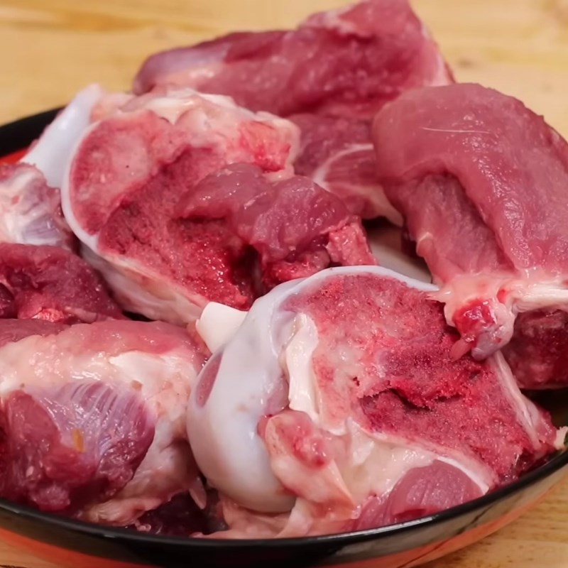 Bước 1 Sơ chế xương ống và các loại lòng heo Cháo Quảng