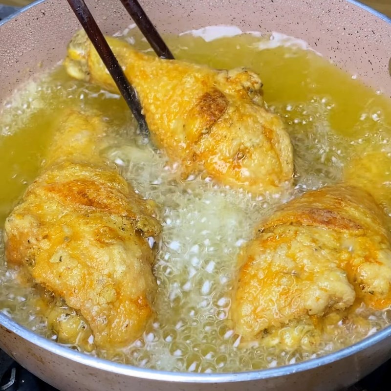 Bước 4 Tẩm bột và chiên gà Đùi gà sốt chua ngọt