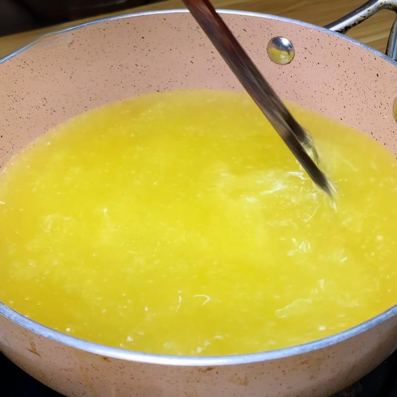 Bước 4 Tẩm bột và chiên gà Đùi gà sốt chua ngọt