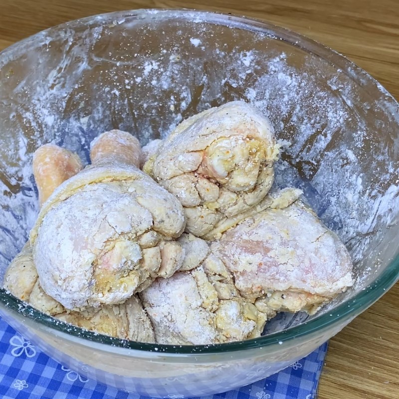 Bước 4 Tẩm bột và chiên gà Đùi gà sốt chua ngọt